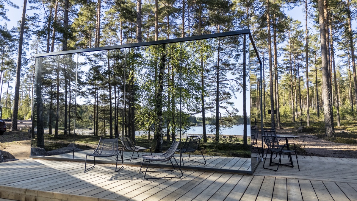 ÖÖD Mirror Houses in Finland Versso